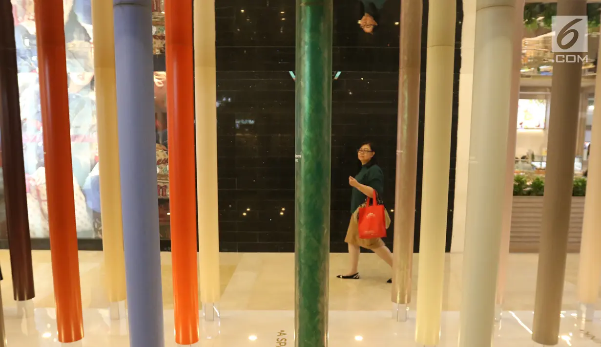 Pengunjung melihat contoh warna Dulux, ColourFuturesTM 2019 di Jakarta, Rabu (16/1). Warna ersebut melalui sejumlah penelitian dari para ahli mengenai tren, wawasan dan perilaku konsumen secara global. (Liputan6.com/Angga Yuniar)