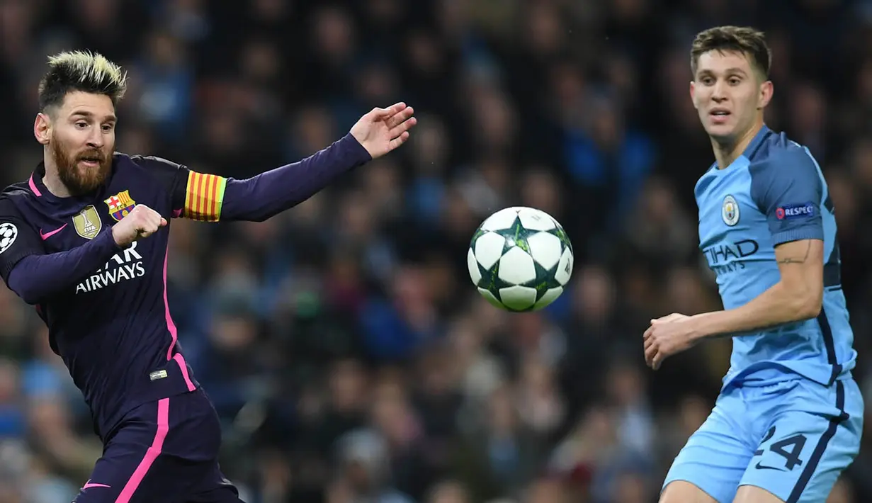 Penyerang Barcelona, Lionel Messi, berebut bola dengan bek Manchester City, John Stones, pada laga Liga Champions di Stadion Ettihad, Inggris, Selasa (1/11/2016). City menang 3-1 atas Barcelona. (AFP/Paul Ellis)