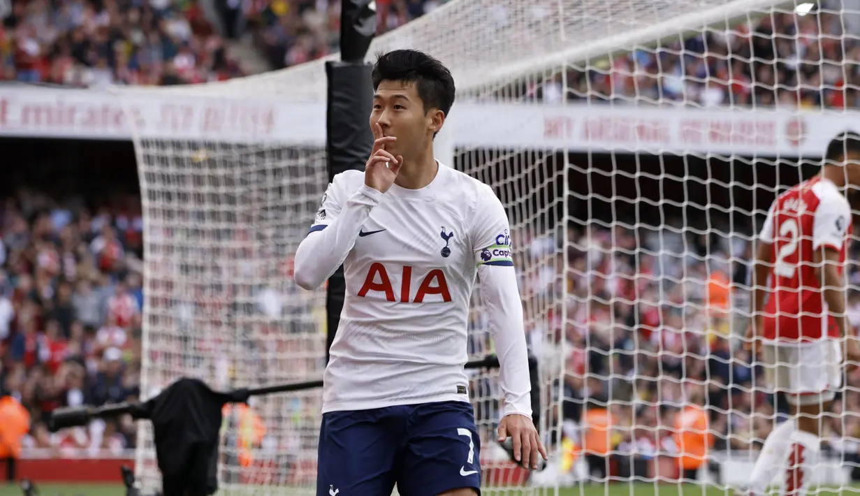 Selebrasi pemain Tottenham Hotspur, Son Heung-min, setelah mencetak dua gol ke gawang Arsenal dalam pertandingan pekan keenam Liga Inggris 2023/2024 yang berlangsung di Emirates stadium, Minggu (24/9/2023). Dengan dua gol tersebut, Son Heung-min sudah mencetak 108 gol untuk Tottenham di Liga Inggris yang diperkuatnya sejak akhir Agustus 2015. (AP Photo/David Cliff)