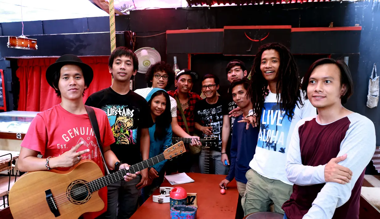 'Waktu itu kita ngamen pas jaman sekolah ya. Bukan untuk keperluan hidup sih, tapi untuk biaya latihan di studio,' kata Rian di Warung Apresiasi, Bulungan, Jakarta Selatan, Senin (7/9). (Wimbarsana Kewas/Bintang.com)