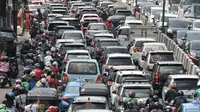 Kemacetan arus kendaraan saat melintas di kawasan Tanah Abang, Jakarta, Selasa (1/5). Kemacetan terjadit akibat pengalihan arus lalu lintas untuk peringatan Hari Buruh Internasional atau May Day. Merdeka.com/Iqbal S. Nugroho)