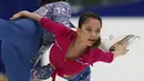 Vera Bazarova (kanan) bersama pasangannya Andrei Deputat dari Rusia menunjukan keterampilannya dalam menari di lantai es dalam Grand Prix ISU Figure Skating di Nagano, Jepang, (28/11).  (REUTERS/Yuya Shino)