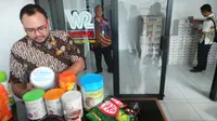 BPOM menyita 11 jenis produk makanan kemasan dari gudang di Jalan Otto Iskandardinata, Kota Bandung. (Liputan6.com/Okan Firdaus)