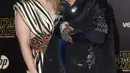 Carrie Fisher memeluk erat putri cantiknya, ia nampak sangat bangga dengan Billie Lourd. Billie juga bermain di serial horor komedi ‘Scream Queens’, dengan cepol rambut sebagai penghargaan untuk gaya rambut Leia dalam film aslinya. (AFP/Bintang.com)