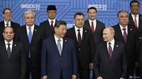 Presiden Rusia Vladimir Putin, Presiden China Xi Jinping, Menteri Luar Negeri Republik Indonesia Sugiono dan sejumlah pemimpin negara/utusan khusus berpose&nbsp;saat menghadiri&nbsp;KTT BRICS di Kazan, Rusia, Kamis, (24/10/2024). (Alexander Nemenov, Pool Photo via AP)