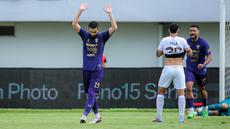 Sikap hormat ditunjukkan oleh pemain Persita Tangerang, Javlon Guseynov setelah mencetak gol ke gawang Borneo FC dalam laga lanjutan BRI Liga 1 2025/2026, Jumat (09/01/2026). (Bola.com/Bagaskara Lazuardi)