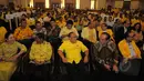 Ketum Partai Golkar versi Munas Bali Aburizal Bakrie (tengah) berbincang dengan Wakil Ketum Golkar Theo L Sambuaga (kedua kanan) disela rapat konsultasi nasional Golkar di Jakarta, Selasa (10/3/2015). (Liputan6.com/Herman Zakharia)