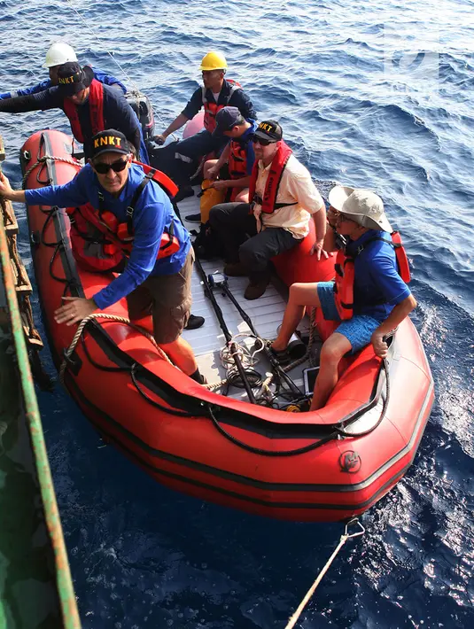 Tim investigator Komite Nasional Keselamatan Transfortasi (KNKT) mencari sinyal ping Cokpit Voice Recorder (CVR) Lion Air JT 610 di perairan Karawang, Jawa Barat, Jumat (2/11). CVR nantinya akan diinvestigasi lebih lanjut. (Merdeka.com/Imam Buhori)