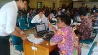 Ribuan Wajib Pajak menyesaki Kantor Pelayanan Pajak (KPP) Pratama Tanah Abang Dua, Jakarta Pusat.  (Fiki Ariyanti/Liputan6.com)