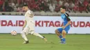 <p>Pemain Timnas Indonesia, Calvin Verdonk (kiri) menguasai bola dibayangi pemain Filipina, Alex Monis pada laga terakhir Grup F putaran kedua kualifikasi Piala Dunia 2026 Zona Asia di Stadion Utama Gelora Bung Karno (SUGBK) Senayan, Jakarta, Selasa (11/6/2024). (Bola.com/M Iqbal Ichsan)</p>