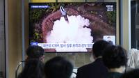 Kim memerintahkan para pejabat untuk melanjutkan peluncurannya pada tanggal yang dirahasiakan, demikian dilaporkan media pemerintah pada hari Rabu. (AP Photo/Ahn Young-joon)