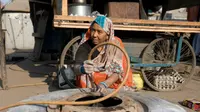 Gigih, Ibu 50 Tahun, Bekerja 12 Jam Sehari Jadi Tambal Ban