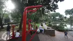 Warga beraktivitas di Taman Situ Lembang, Jakarta, Kamis (25/8). Dinas Pertamanan dan Pemakaman DKI Jakarta menyebutkan total luas ruang terbuka hijau (RTH) yang sudah terbangun di Jakarta baru sekitar 9,98 persen. (Liputan6.com/Immanuel Antonius)