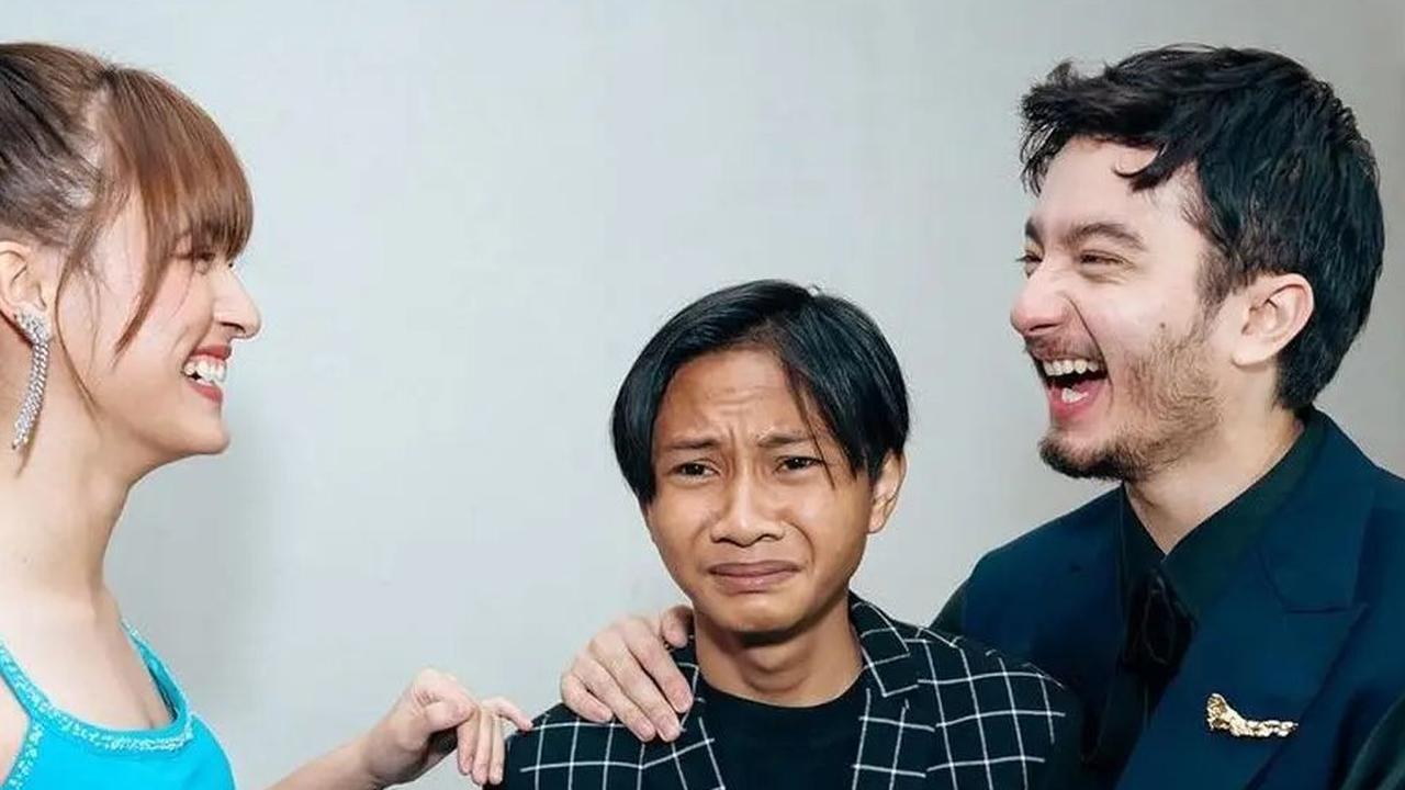 Dalam film itu, Fajar beradu akting dengan Bryan Domani dan Mawar de Jongh. Ia berperan sebagai seorang murid SMA.