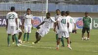 Persebaya Surabaya berlatih di Stadion Manahan Solo sebelum menghadapi PSMS Medan pada 8 besar Piala Presiden 2018. (Liputan6.com/Fajar Abrori)