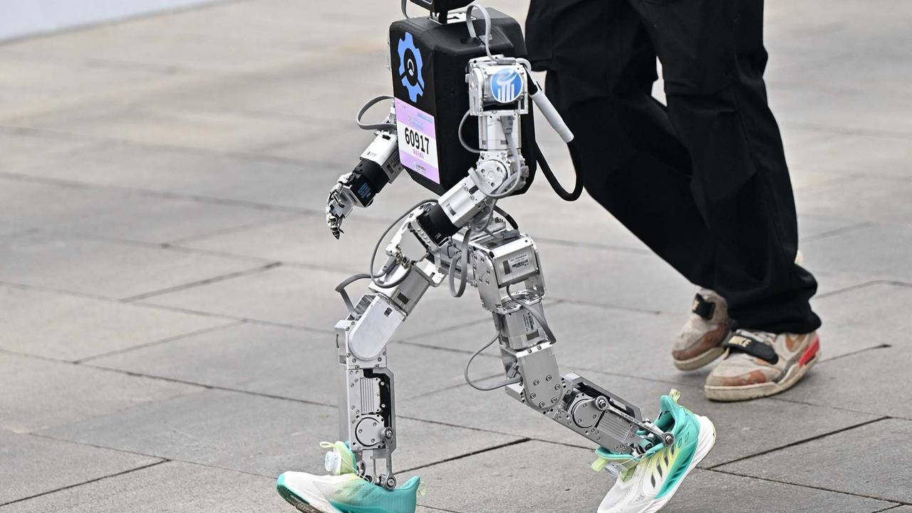 FOTO:  Pertama di Dunia! Puluhan Robot Humanoid Mengikuti Ajang Lomba Lari Setengah Marathon