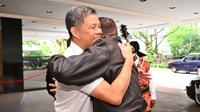 Peluk erat antara&nbsp;Menteri Pertahanan Singapura Chan Chun Sing dengan Menteri Pertahanan Indonesia Sjafrie Sjamsoeddin. (Dok. Facebook/Chan Chun Sing )