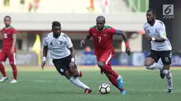 Pemain Timnas Indonesia, Boaz Salossa (ketiga kiri) mencoba lolos dari kawalan pemain Fiji pada laga persahabatan di Stadion Patriot Candrabhaga, Bekasi, Sabtu (9/2). Laga berakhir imbang 0-0. (Liputan6.com/Helmi Fithriansyah)