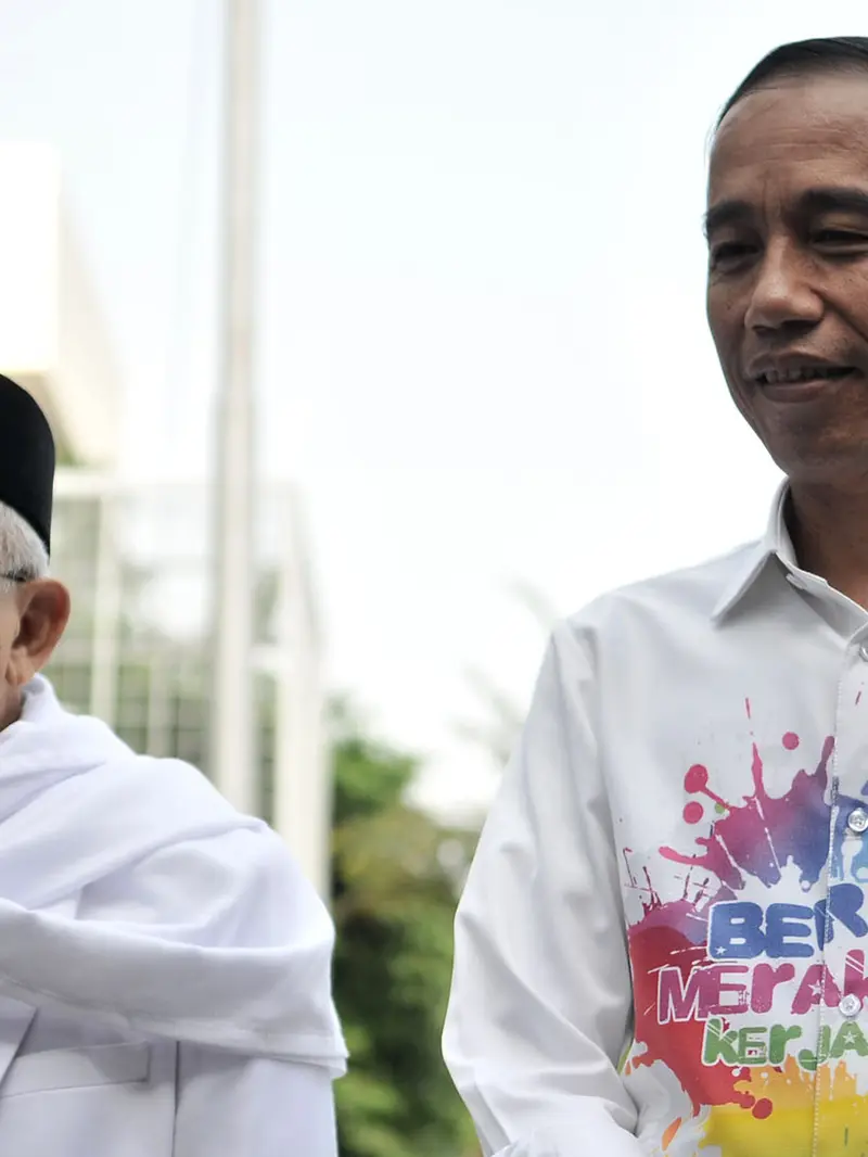 Lihat Kemeja Motif Unik Jokowi Saat Cek Kesehatan di RSPAD