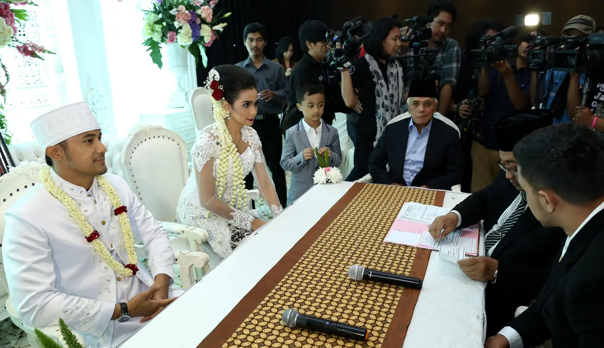 Akad nikah Hengky Kurniawan dan Sonya Fatmala dihadiri oleh Bapak Hatta Rajasa. (Galih W. Satria/bintang.com)