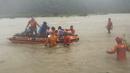Penyelamat menggunakan perahu karet untuk mengevakuasi pekerja tambang yang terperangkap di Naguilian, provinsi La Union, Filipina utara pada Rabu, 26 Juli 2023. Philippine Coast Guard via AP)