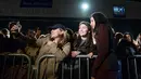 Ajudan Hillary Clinton, Huma Abedin berpose bersama pendukung Hillary Clinton saat tiba di Westchester County Airport di White Plains, New York, AS, Selasa (8/11). (AP Photo / Andrew Harnik)