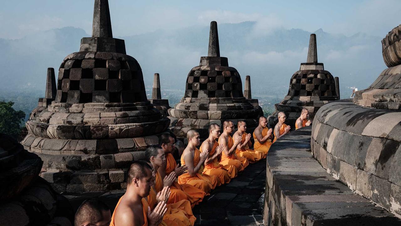 FOTO: Khidmat Puja Bakti Doa Biksu di Candi Borobudur