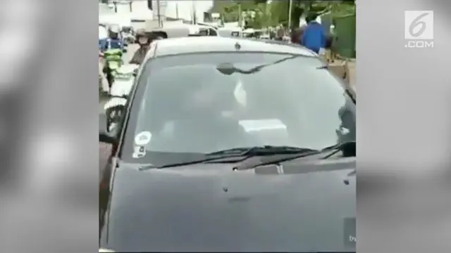 VIDEO: Teriak Jambret, Emak-Emak Mengamuk Saat Ditilang Polisi
