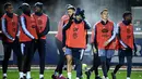 Para pemain Prancis saat sesi latihan jelang menghadapi Moldova dan Albania pada babak kualifikasi Grup H Piala Eropa 2020 di Clairefontaine-en-Yvelines, Prancis, Selasa (12/11/2019). (FRANCK FIFE/AFP)