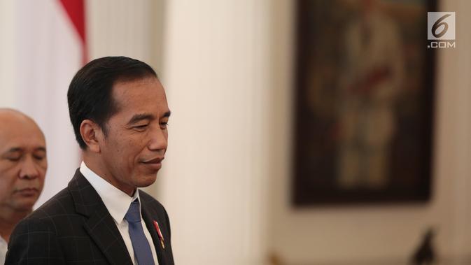 Presiden Jokowi memberikan keterangan seusai bertemu CEO Bukalapak Achmad Zaky di Istana Merdeka, Sabtu (16/2). Jokowi mengaku tidak terbawa perasaan karena cuitan Zaky soal kritik bujet research & development (R&D) Indonesia. (Liputan6.com/Angga Yuniar)
