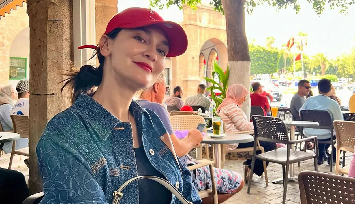 Dalam momen ulang tahunnya tersebut, Luna Maya saat ini tengah menikmati momen liburan ke Maroko. Dalam media sosial Instagramnya, Luna banyak abadikan momen seru saat jalan-jalan di Kota Cassablanca. Salah satunya ialah nongkrong di sebuah restoran yang terlihat nyaman. (Liputan6.com/IG/@lunamaya)