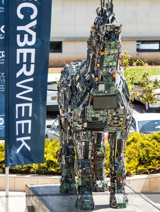 Sebuah replika patung kuda troya bernama "Cyber Horse" yang terbuat dari ribuan komputer dan komponen ponsel yang terinfeksi virus, dipajang di pintu masuk konferensi Cyber Week tahunan di Tel Aviv University, Israel, Senin (20/6). (Jack GUEZ/AFP)