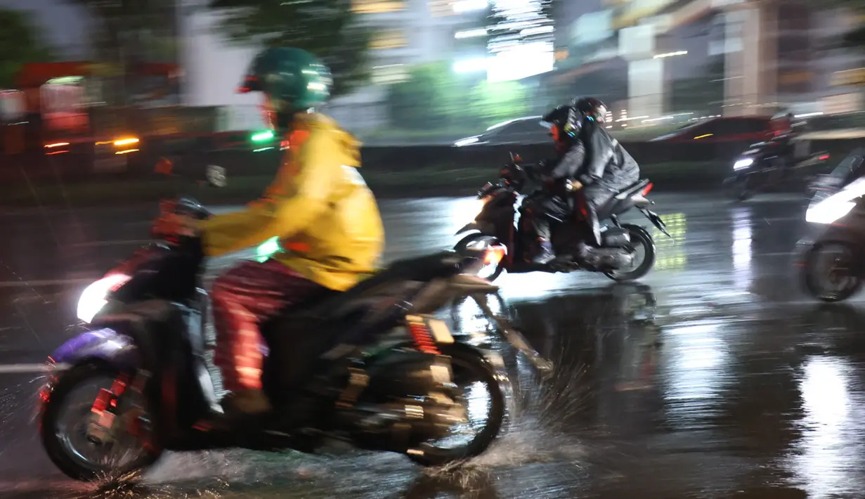 Rabu (20/8/2025) sore, sejumlah wilayah Jakarta dan sekitarnya diguyur hujan. (KapanLagi.com/Budy Santoso)