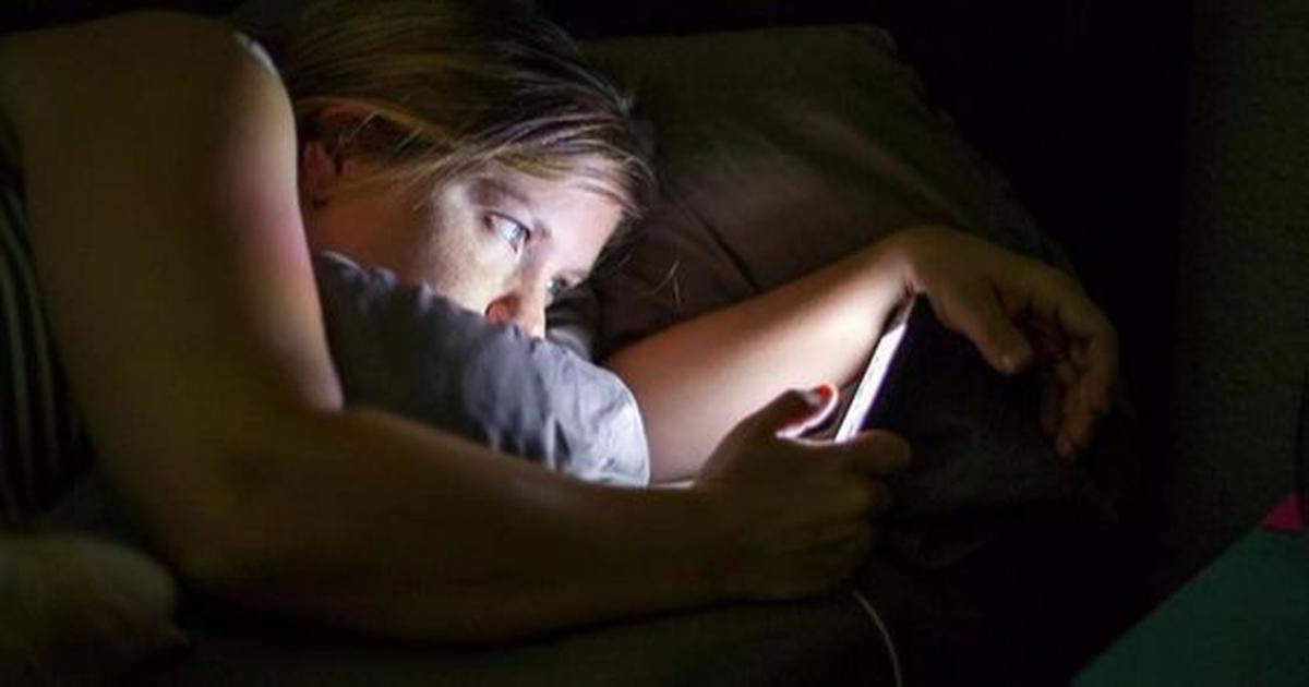 Ilustrasi bermain gadget sebelum tidur (Sumber: newsmag.tn)