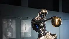 Tim impian bersejarah yang terdiri dari lima pematung ahli, termasuk Michelangelo, Rodin, dan Takamura, telah melatih kecerdasan buatan (artificial intelligence/AI) untuk mendesain patung yang dijuluki "Patung Mustahil", yang kini dipamerkan di museum Swedia. (NACKSTRAND / AFP)