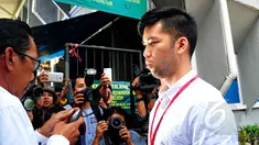 Pelaku penabrak maut di Pondok Indah, Christopher Daniel, hadiri sidang dengan agenda putusan sela di PN Jakarta Selatan, Senin (25/5/2015). Christopher didampingi kuasa hukumnya bungkam saat ditanya wartawan mengenai kasusnya. (Liputan6.com/Yoppy Renato)
