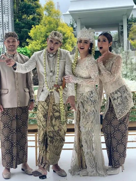 Momen Nabila Syakieb bersama suami saat sang adik, Ali Syakieb menikahi Margin beberapa waktu lalu. Penampilan perempuan dua orang anak itu mencuri perhatian netizen karena mulai jarang terlihat di layar kaca. (Instagram/nsyakieb85)