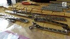 Satreskrim Polres Gresik, Jawa Timur, melakukan penggerebekan sebuah gudang di kawasan pergudangan Prambanan Bizland.