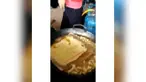 Seorang penjual pisang goreng punya cara berbahaya agar dagangannya renyah dan disukai pelanggan.