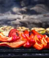 Paprika panggang smoked garlic cocok disajikan untuk berbagai suasana, mulai dari BBQ santai, piknik, hingga makan malam hangat di rumah.