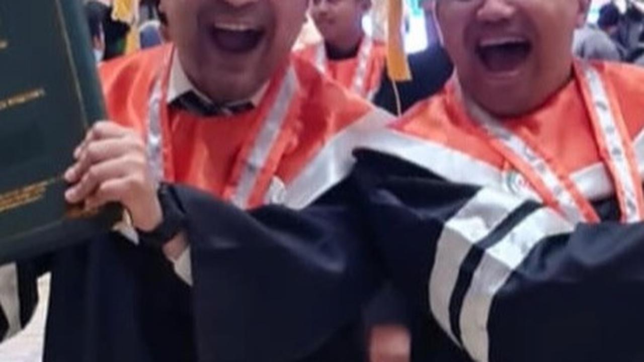 Sahrul Gunawan wisuda bareng sahabatnya, David Chalik. Ia juga berterima kasih atas dukungan yang diberikan para sahabat.&nbsp;