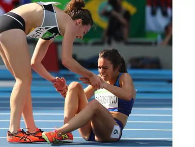 Pelari Nikki Hamblin dari Selandia Baru membantu pelari AS, Abbey D'Agostino, saat mengalami nyeri kaki setelah terjatuh pada lari 5000m putri Olimpiade Rio 2016 di Olympic Stadium, Rio de Janeiro, Brasil, (16/8/2016). (Reuters/Kai Pfaffenbach)