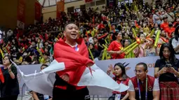 CdM Tim Indonesia untuk SEA Games Vietnam, Ferry Kono melakukan selebrasi atas terciptanya sejarah tim basket putra Indonesia mengalahkan Filipina sekaligus merebut emas sejak 1977 di SEA Games 2021 Vietnam yang digelar di Thanh Tri Sport Information and Culutural Center Gymnasium, Minggu (22/5/2022). (NOC Indonesia/MP Media/Evan Andraws/Evan Andraws)