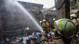 Petugas pemadam kebakaran melakukan pendinginan ruang gudang yang terbakar di SDN Srengseng sawah 04, Jakarta Selatan, kamis, 06 Agustus 2026. (KLY/ Arie Basuki)