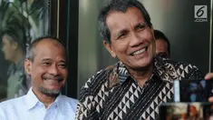 Deputi Pencegahan KPK Pahala Nainggolan (kanan) bersama Ketua Pansus Hak Angket DPRD Sulawesi Selatan Kadir Halid usai menggelar pertemuan di Gedung KPK, Jakarta, Kamis (8/8/2019). Kadir berkonsultasi dengan KPK terkait pengangkatan dan pelantikan 193 pejabat Sulsel. (merdeka.com/Dwi Narwoko)