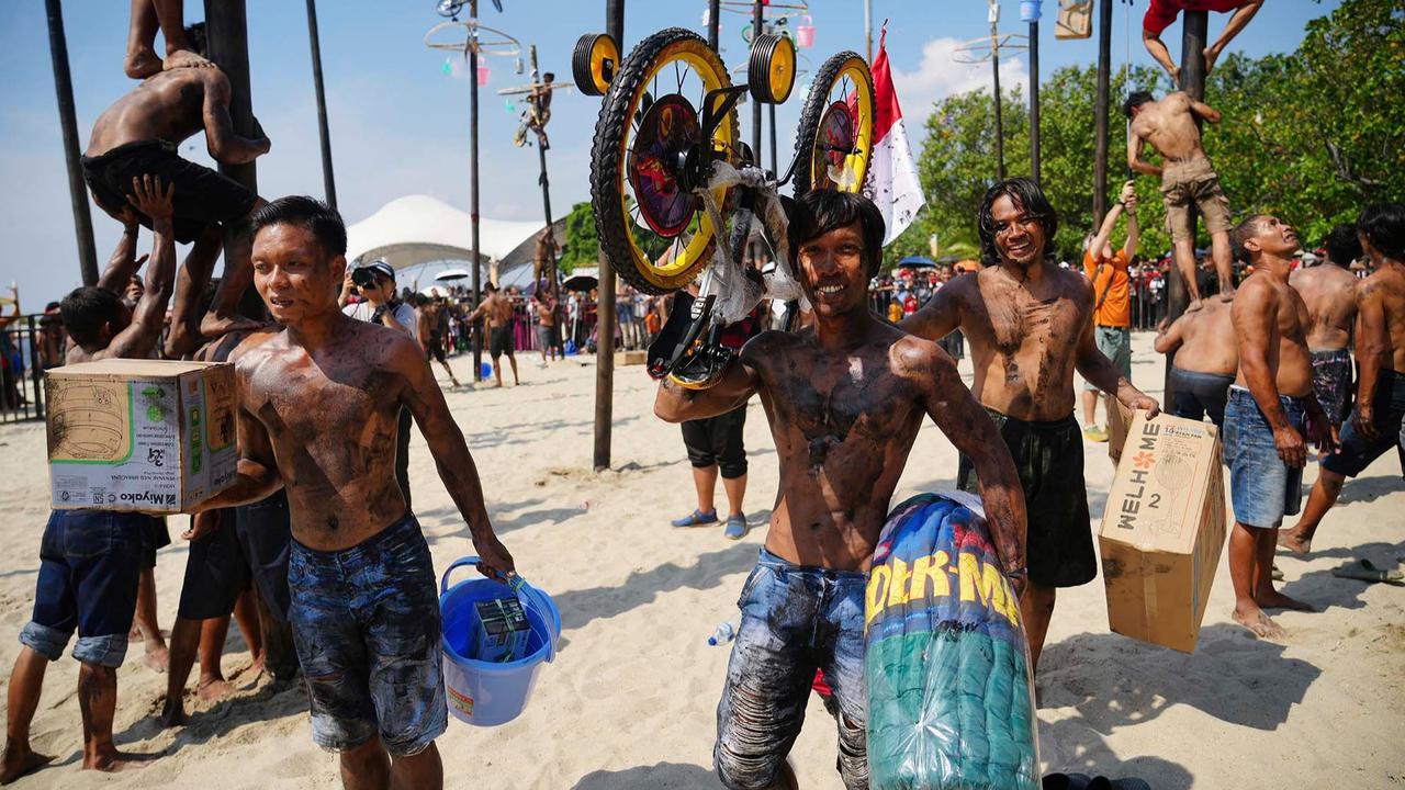 FOTO: Serunya Panjat Pinang di Ancol, 400 Peserta Rebut Hadiah Kemerdekaan