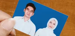 Dea Annisa yang Akrab Disapa Dea Imut Foto Latar Biru Bersama Kekasih. [@deaaannisa]
