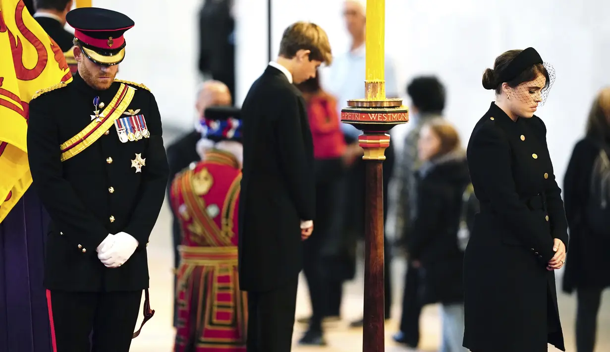Pangeran Harry, Viscount James Severn dan Putri Eugenie berpartisipasi acara berjaga di sekitar peti jenazah Ratu Elizabeth II bersama dengan cucu-cucu ratu lainnya, di Westminster Hall, di Istana Westminster, London, Sabtu (17/9/2022).  Ini adalah momen pertama kalinya dalam sejarah ke-8 cucu dari ratu ikut serta dalam upacara tersebut. (Aaron Chown/Pool Photo via AP)
