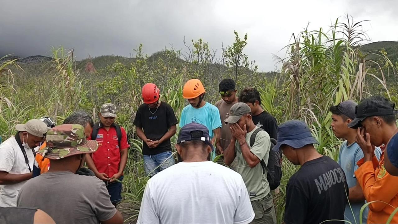FOTO: Tim SAR Gabungan Evakuasi Pendaki Terdampak Erupsi Gunung Dukono