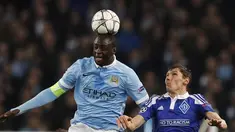 Pemain Manchester City, Yaya Toure (kiri), duel udara dengan pemain Dynamo Kiev pada leg kedua babak 16 besar Liga Champions di Stadion Etihad, Manchester, Rabu (16/3/2016) dini hari WIB. (Reuters/Phil Noble)
